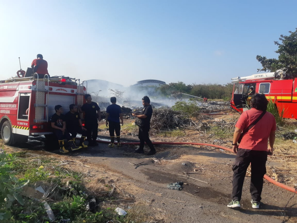 Kebakaran Lahan Kosong Di Jalan Taman Sari Kelan Kelurahan Tuban Kecamatan Kuta Tanggal 28 2755